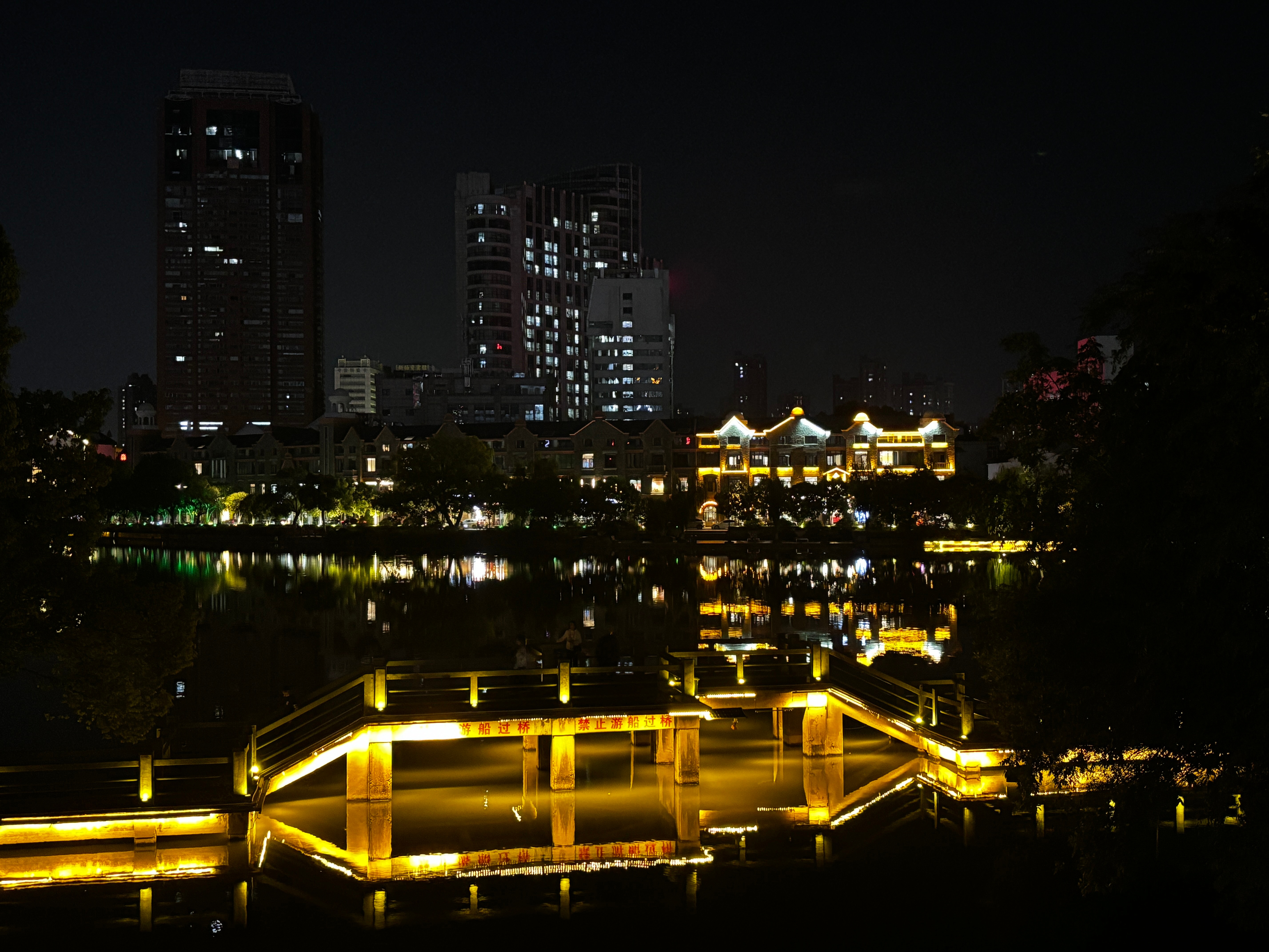 城市夜景，星光與都市之光的璀璨交融