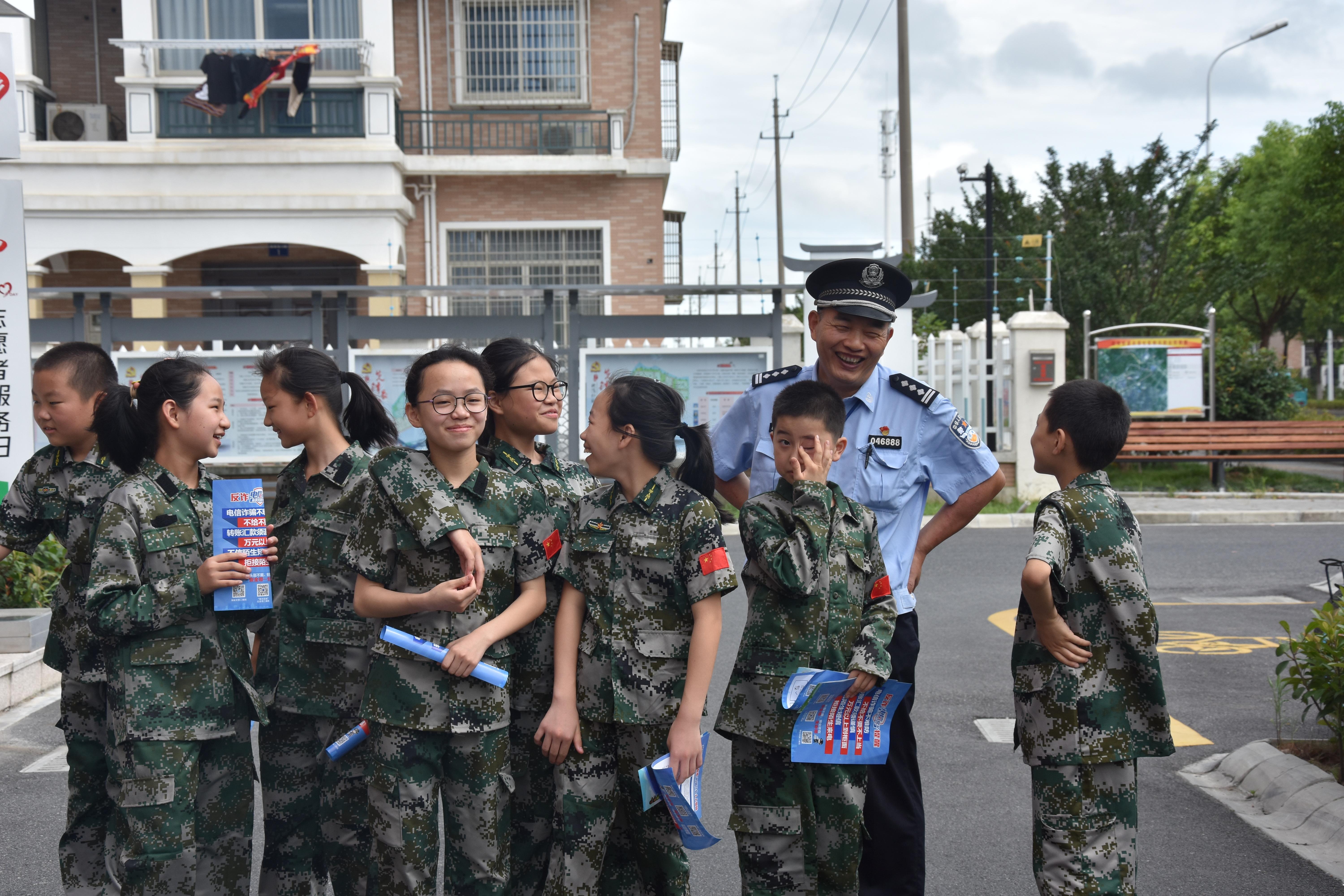 現代軍事科技發(fā)展趨勢深度探索，最新軍事講座揭秘最新動態(tài)